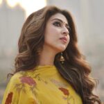 Sonarika Bhadoria Instagram - कुछ यूँ मिली नज़र उनसे की… बाक़ी सब नज़रंदाज़ हो गये.. ~ Gulzar Saab 📸 @dieppj Outfit @kameez.co_