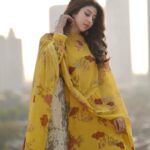 Sonarika Bhadoria Instagram - कुछ यूँ मिली नज़र उनसे की… बाक़ी सब नज़रंदाज़ हो गये.. ~ Gulzar Saab 📸 @dieppj Outfit @kameez.co_
