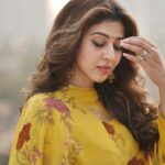 Sonarika Bhadoria Instagram - कुछ यूँ मिली नज़र उनसे की… बाक़ी सब नज़रंदाज़ हो गये.. ~ Gulzar Saab 📸 @dieppj Outfit @kameez.co_