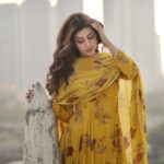 Sonarika Bhadoria Instagram - कुछ यूँ मिली नज़र उनसे की… बाक़ी सब नज़रंदाज़ हो गये.. ~ Gulzar Saab 📸 @dieppj Outfit @kameez.co_