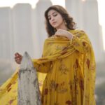 Sonarika Bhadoria Instagram - कुछ यूँ मिली नज़र उनसे की… बाक़ी सब नज़रंदाज़ हो गये.. ~ Gulzar Saab 📸 @dieppj Outfit @kameez.co_