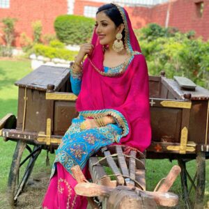 Sonia Mann Instagram - My First Music Video 
Husn The Kali 
@harbhajanmannofficial ❤️