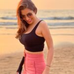 Sophie Choudry Instagram - Sunsets for the soul (and to soothe random injuries)🧡 #sunset #sunsetlovers #happygirlsaretheprettiest #beachlover #beachvibes #tgif #friyay #nofilterneeded #dogmom #shihtzu #shihtzulovers #sophiechoudry #magiclight #mumbai