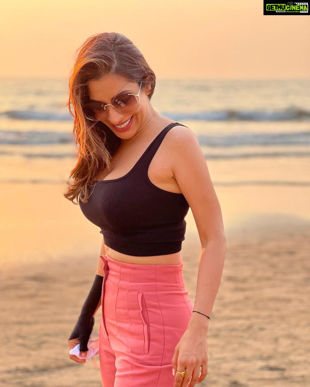 Sophie Choudry Instagram - Sunsets for the soul (and to soothe random injuries)🧡 #sunset #sunsetlovers #happygirlsaretheprettiest #beachlover #beachvibes #tgif #friyay #nofilterneeded #dogmom #shihtzu #shihtzulovers #sophiechoudry #magiclight #mumbai