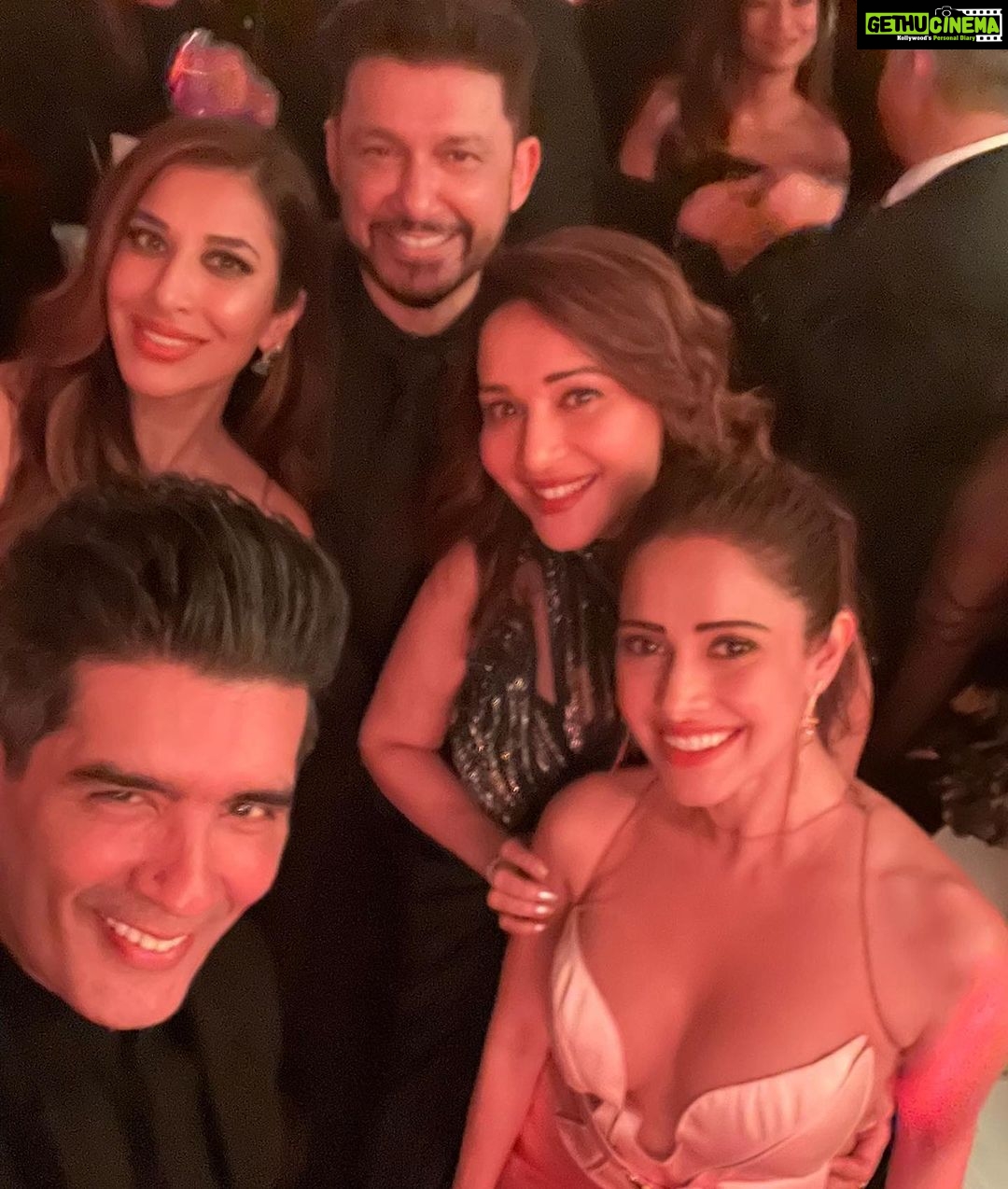 Sophie Choudry Instagram - Celebrating our dearest @apoorva1972 ..50 & pure Gold!! Love u and Bijal and wish you nothing but the best always.. Here’s to making more memories 🥂💕❤️ #makingmemories #friendslikefamily #goodtimes #gold #aboutlastnight