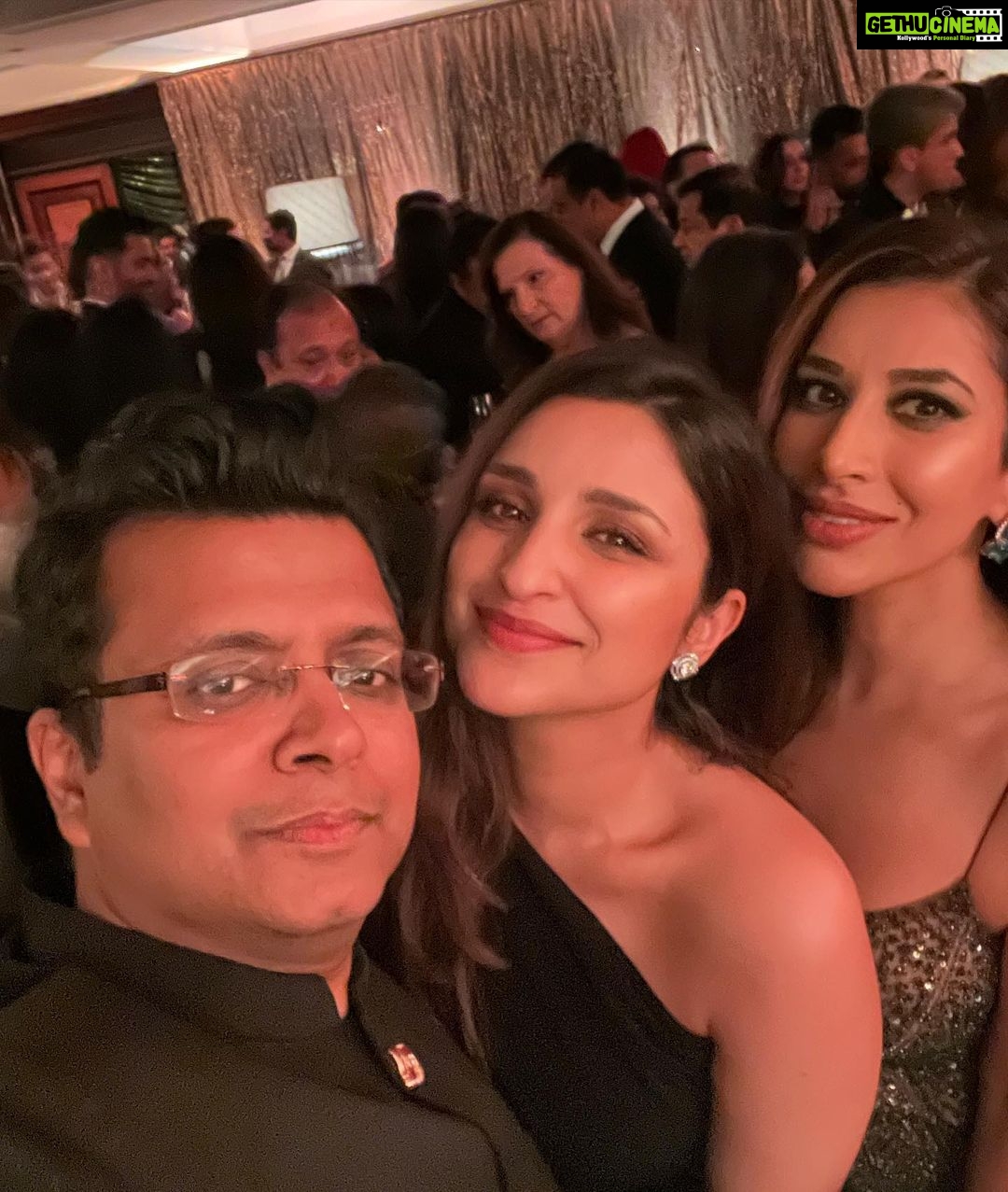 Sophie Choudry Instagram - Celebrating our dearest @apoorva1972 ..50 & pure Gold!! Love u and Bijal and wish you nothing but the best always.. Here’s to making more memories 🥂💕❤️ #makingmemories #friendslikefamily #goodtimes #gold #aboutlastnight