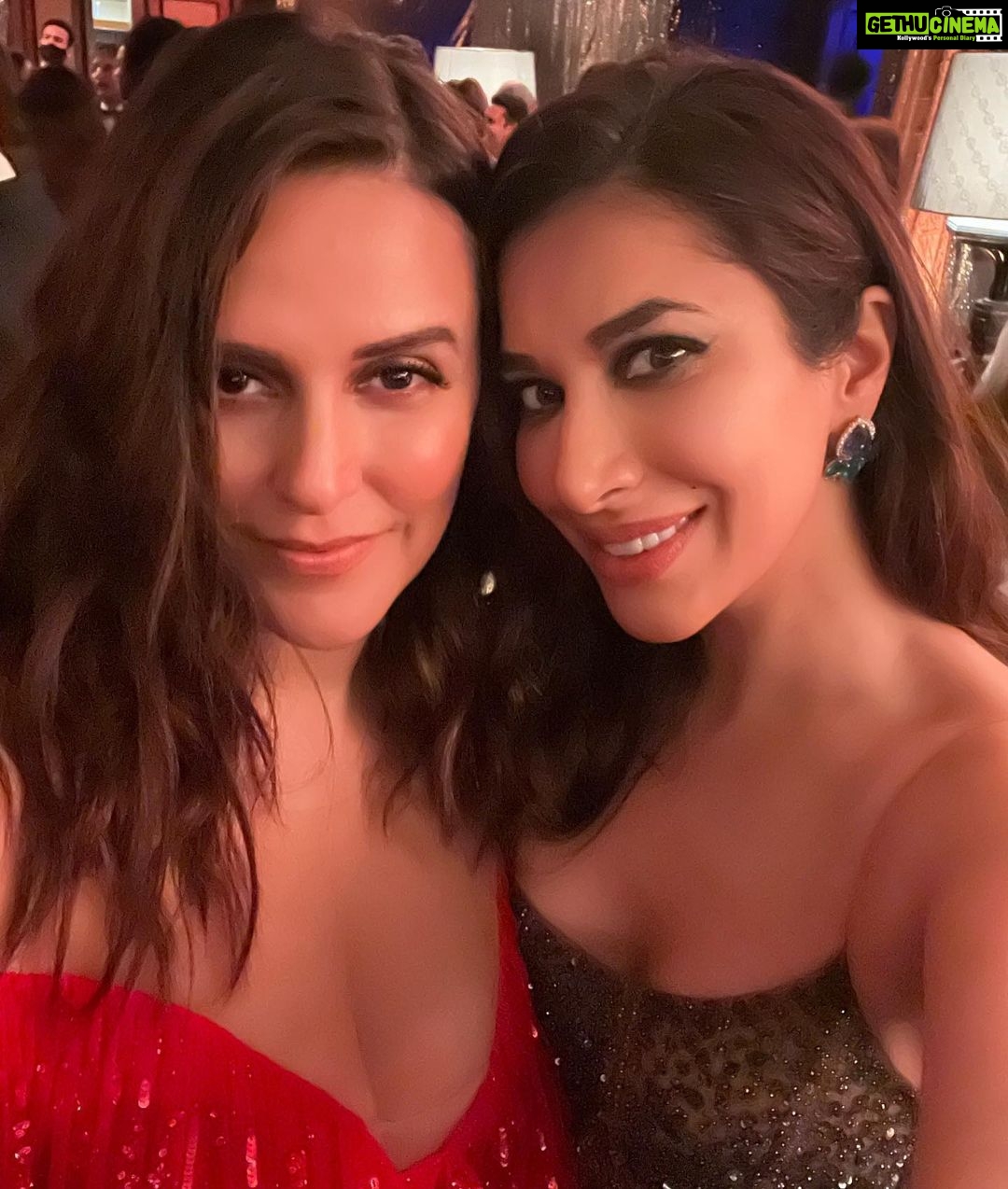 Sophie Choudry Instagram - Celebrating our dearest @apoorva1972 ..50 & pure Gold!! Love u and Bijal and wish you nothing but the best always.. Here’s to making more memories 🥂💕❤️ #makingmemories #friendslikefamily #goodtimes #gold #aboutlastnight