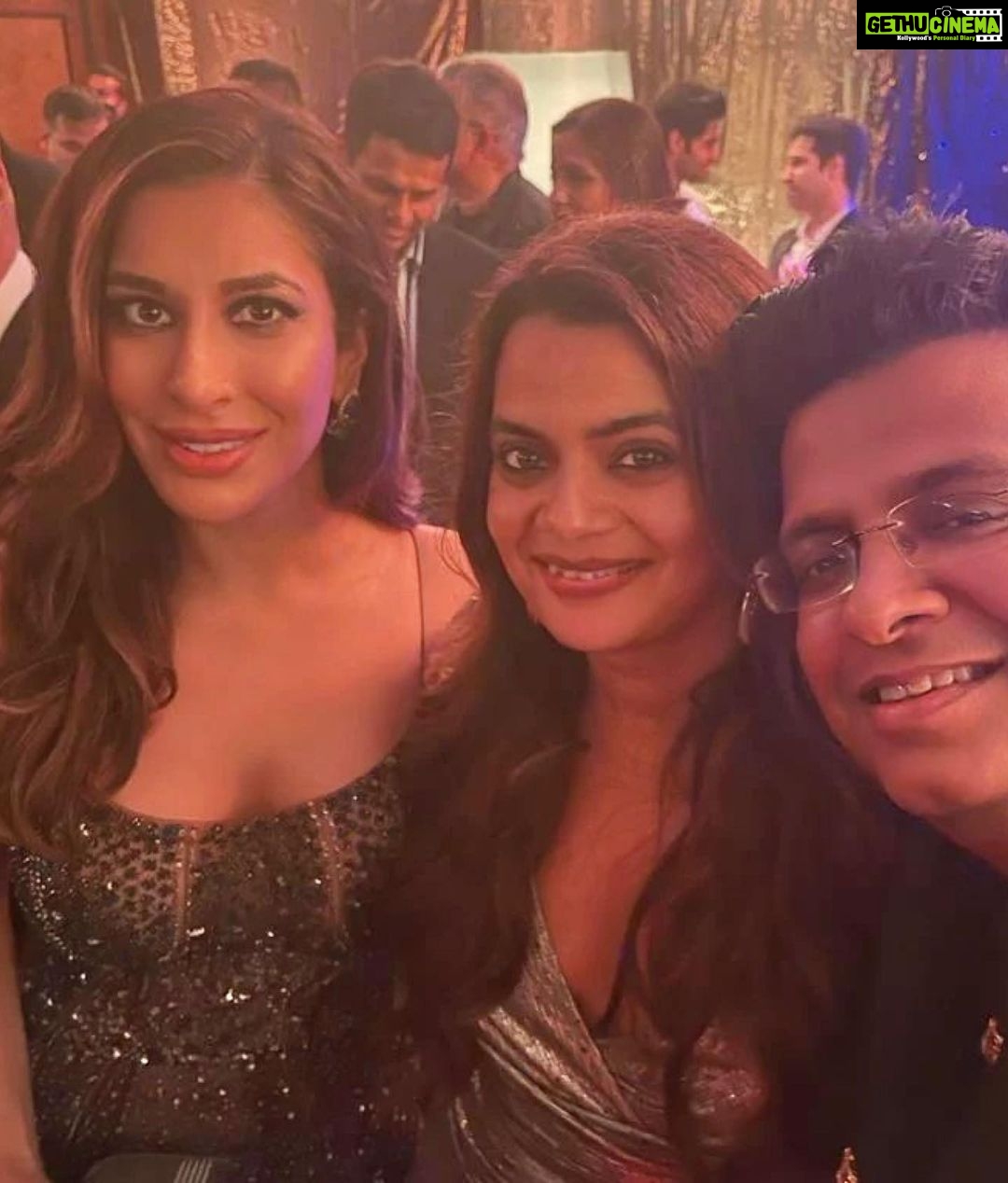 Sophie Choudry Instagram - Celebrating our dearest @apoorva1972 ..50 & pure Gold!! Love u and Bijal and wish you nothing but the best always.. Here’s to making more memories 🥂💕❤️ #makingmemories #friendslikefamily #goodtimes #gold #aboutlastnight