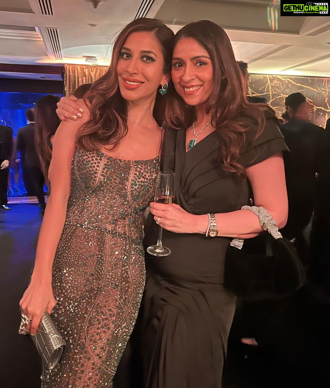 Sophie Choudry Instagram - Celebrating our dearest @apoorva1972 ..50 & pure Gold!! Love u and Bijal and wish you nothing but the best always.. Here’s to making more memories 🥂💕❤️ #makingmemories #friendslikefamily #goodtimes #gold #aboutlastnight