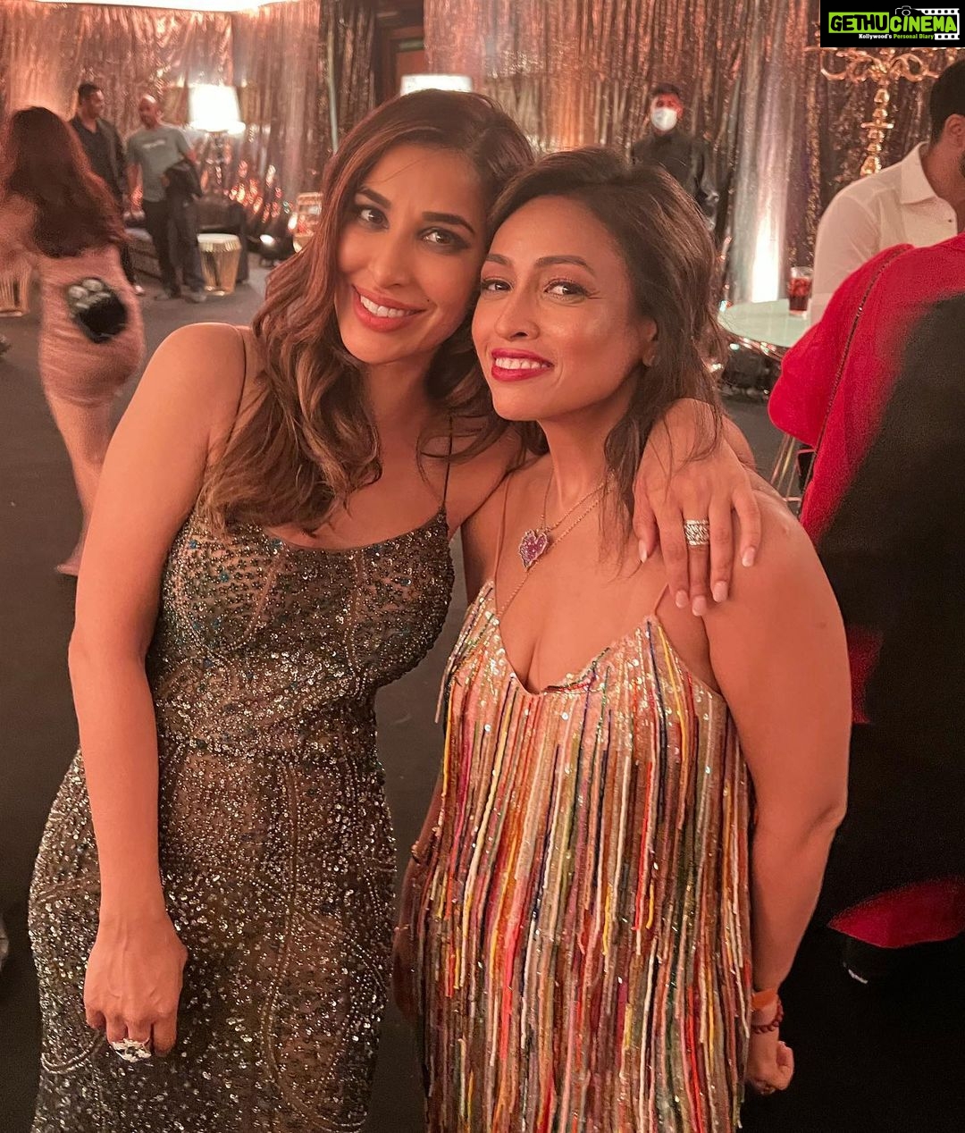 Sophie Choudry Instagram - Celebrating our dearest @apoorva1972 ..50 & pure Gold!! Love u and Bijal and wish you nothing but the best always.. Here’s to making more memories 🥂💕❤️ #makingmemories #friendslikefamily #goodtimes #gold #aboutlastnight