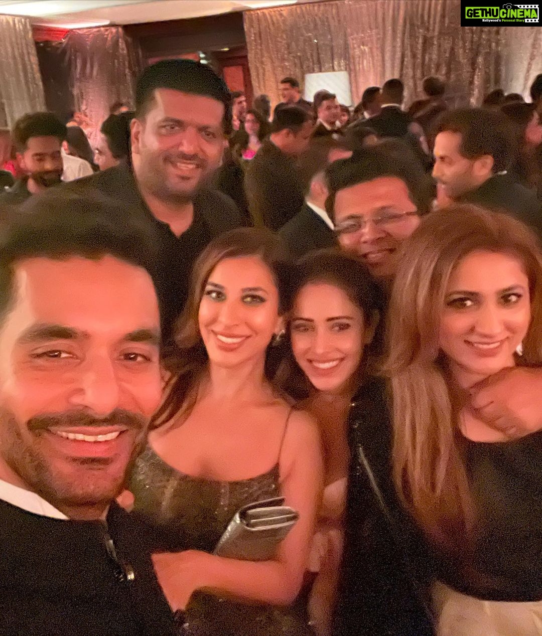 Sophie Choudry Instagram - Celebrating our dearest @apoorva1972 ..50 & pure Gold!! Love u and Bijal and wish you nothing but the best always.. Here’s to making more memories 🥂💕❤️ #makingmemories #friendslikefamily #goodtimes #gold #aboutlastnight