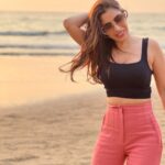 Sophie Choudry Instagram - Sunsets for the soul (and to soothe random injuries)🧡 #sunset #sunsetlovers #happygirlsaretheprettiest #beachlover #beachvibes #tgif #friyay #nofilterneeded #dogmom #shihtzu #shihtzulovers #sophiechoudry #magiclight #mumbai