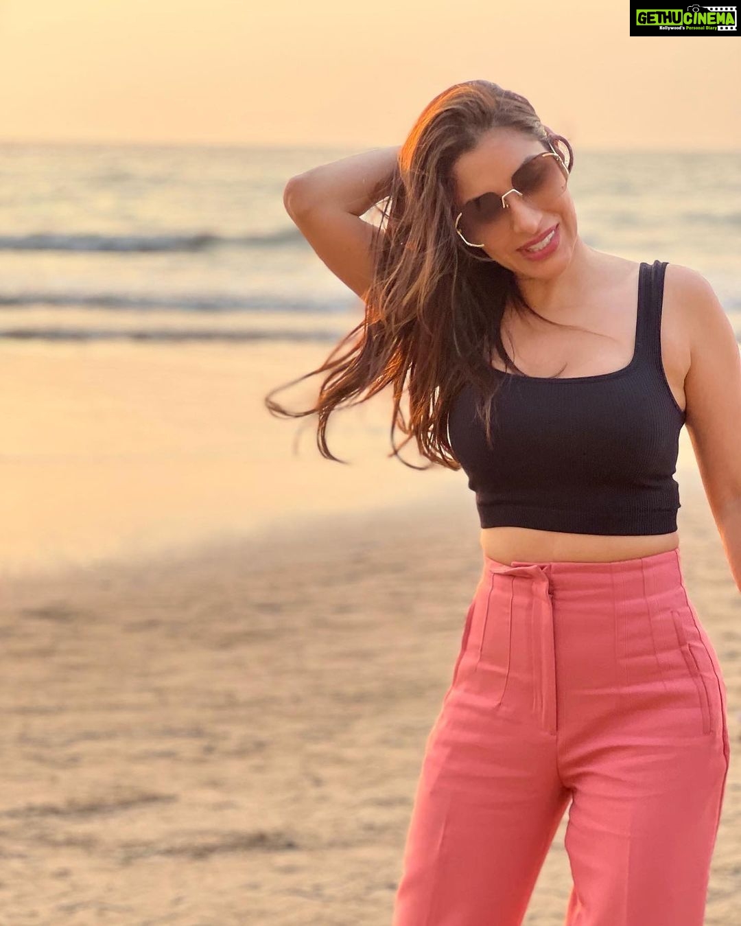 Sophie Choudry Instagram - Sunsets for the soul (and to soothe random injuries)🧡 #sunset #sunsetlovers #happygirlsaretheprettiest #beachlover #beachvibes #tgif #friyay #nofilterneeded #dogmom #shihtzu #shihtzulovers #sophiechoudry #magiclight #mumbai