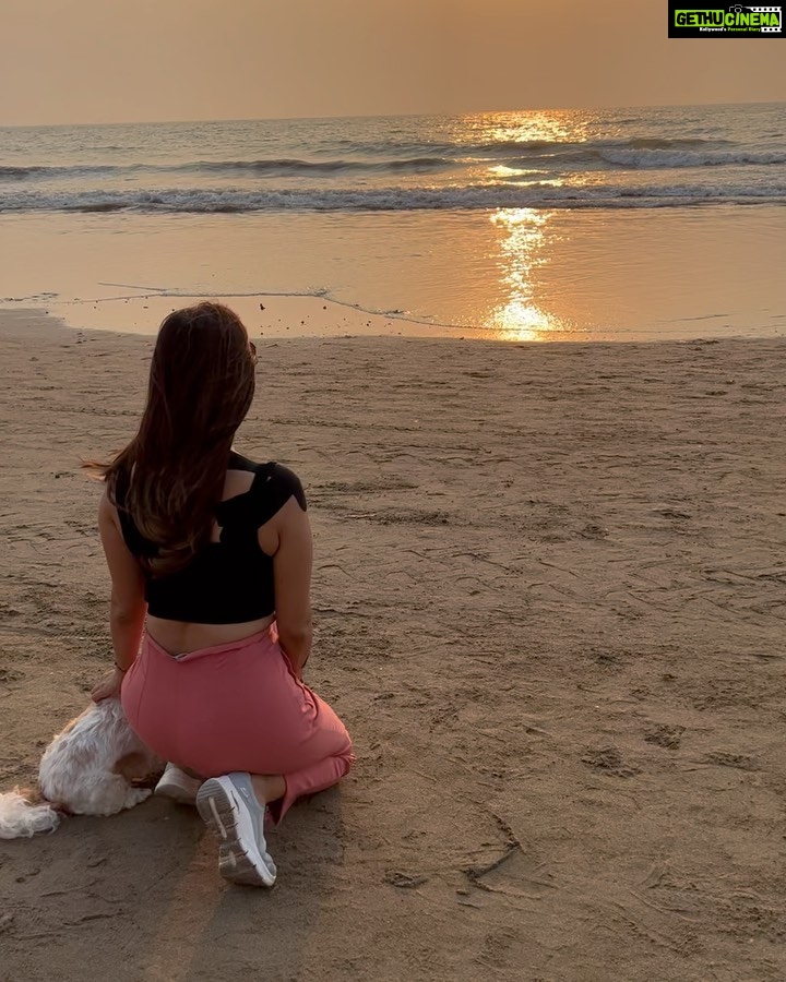Sophie Choudry Instagram - Sunsets for the soul (and to soothe random injuries)🧡 #sunset #sunsetlovers #happygirlsaretheprettiest #beachlover #beachvibes #tgif #friyay #nofilterneeded #dogmom #shihtzu #shihtzulovers #sophiechoudry #magiclight #mumbai