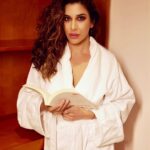 Sophie Choudry Instagram - Don’t study me…You won’t graduate😉🤓 #worldbookday #captiononpoint #kitabeinbahutsi #booklover #sophiechoudry #feltcutemightdeletelater