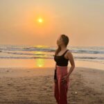 Sophie Choudry Instagram - Sunsets for the soul (and to soothe random injuries)🧡 #sunset #sunsetlovers #happygirlsaretheprettiest #beachlover #beachvibes #tgif #friyay #nofilterneeded #dogmom #shihtzu #shihtzulovers #sophiechoudry #magiclight #mumbai