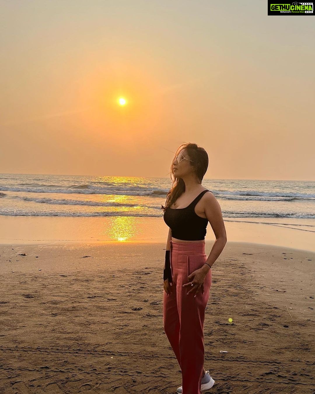 Sophie Choudry Instagram - Sunsets for the soul (and to soothe random injuries)🧡 #sunset #sunsetlovers #happygirlsaretheprettiest #beachlover #beachvibes #tgif #friyay #nofilterneeded #dogmom #shihtzu #shihtzulovers #sophiechoudry #magiclight #mumbai