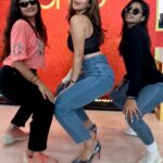 Sophie Choudry Instagram - Sunday squats…NOT!! 🍑 (Watch til end to see my fab fit team😐😂🙈) #dropchallenge #trending #trendingreels #partition #givemesome #teamsophie #sophiechoudry #squat #sundayfunday Squat filming by 🎥 @ambereenyusuf