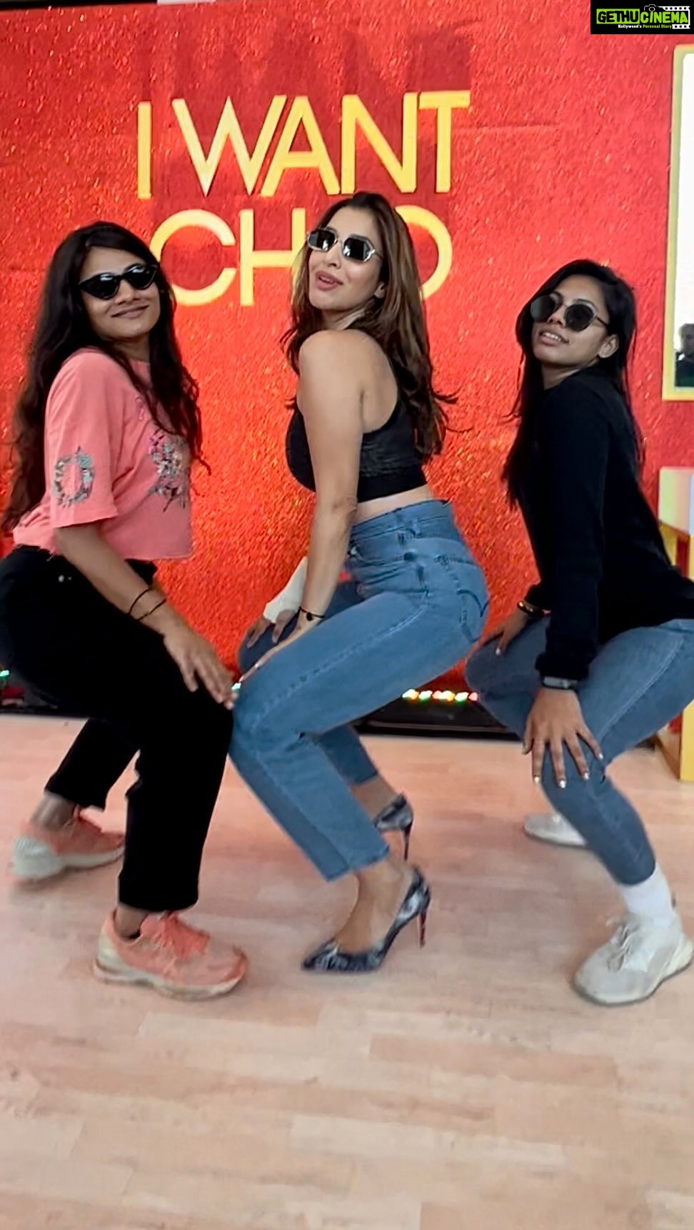 Sophie Choudry Instagram - Sunday squats…NOT!! 🍑 (Watch til end to see my fab fit team😐😂🙈) #dropchallenge #trending #trendingreels #partition #givemesome #teamsophie #sophiechoudry #squat #sundayfunday Squat filming by 🎥 @ambereenyusuf