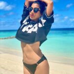 Sophie Choudry Instagram - More stretching less stressing🙌🏼 #wednesdaywisdom #ocean #nature #loveyourself #fitnessmotivation #nofilter #nophotoshop #island #positivevibesonly #beachlife #sophiechoudry #tmb #midweekmotivation #abs Thanku my @ambereenyusuf Somewhere on an Island