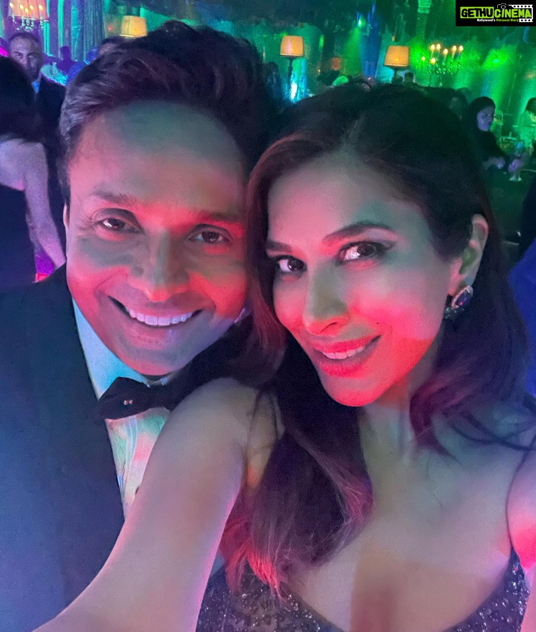Sophie Choudry Instagram - Celebrating our dearest @apoorva1972 ..50 & pure Gold!! Love u and Bijal and wish you nothing but the best always.. Here’s to making more memories 🥂💕❤️ #makingmemories #friendslikefamily #goodtimes #gold #aboutlastnight