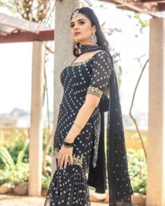 Sreemukhi Instagram - Happy Holi ❤️ Saregamapa this Sunday on @zeetelugu ✨ Styling @impriyankasahajananda Outfit @getstyledbyprisa Jewellery @pretty.jewelbox PC @chinthuu_klicks Make up @nookesh.malla Hair @gopi_bridal_makeovers #sreemukhi #happyholi #saregamapa