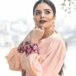 Sreemukhi Instagram - Saregamapa ✨ Tonight on @zeetelugu ✨ Styling @impriyankasahajananda Outfit @srivichowdary PC @chinthuu_klicks Jewellery @kushalsfashionjewellery Make up @nookesh.malla Hair @nagmakeovers #saregamapa #sreemukhi #styledbypriyankasahajananda