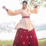 Sreemukhi Instagram - Saregamapa ✨ Tonight on @zeetelugu ✨ Styling @impriyankasahajananda Outfit @srivichowdary PC @chinthuu_klicks Jewellery @kushalsfashionjewellery Make up @nookesh.malla Hair @nagmakeovers #saregamapa #sreemukhi #styledbypriyankasahajananda