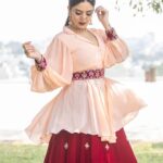 Sreemukhi Instagram - Saregamapa ✨ Tonight on @zeetelugu ✨ Styling @impriyankasahajananda Outfit @srivichowdary PC @chinthuu_klicks Jewellery @kushalsfashionjewellery Make up @nookesh.malla Hair @nagmakeovers #saregamapa #sreemukhi #styledbypriyankasahajananda