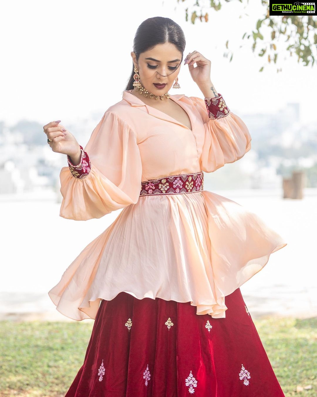 Sreemukhi Instagram - Saregamapa ✨ Tonight on @zeetelugu ✨ Styling @impriyankasahajananda Outfit @srivichowdary PC @chinthuu_klicks Jewellery @kushalsfashionjewellery Make up @nookesh.malla Hair @nagmakeovers #saregamapa #sreemukhi #styledbypriyankasahajananda