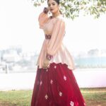 Sreemukhi Instagram - Saregamapa ✨ Tonight on @zeetelugu ✨ Styling @impriyankasahajananda Outfit @srivichowdary PC @chinthuu_klicks Jewellery @kushalsfashionjewellery Make up @nookesh.malla Hair @nagmakeovers #saregamapa #sreemukhi #styledbypriyankasahajananda
