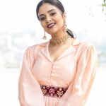 Sreemukhi Instagram - Saregamapa ✨ Tonight on @zeetelugu ✨ Styling @impriyankasahajananda Outfit @srivichowdary PC @chinthuu_klicks Jewellery @kushalsfashionjewellery Make up @nookesh.malla Hair @nagmakeovers #saregamapa #sreemukhi #styledbypriyankasahajananda
