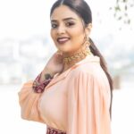 Sreemukhi Instagram - Saregamapa ✨ Tonight on @zeetelugu ✨ Styling @impriyankasahajananda Outfit @srivichowdary PC @chinthuu_klicks Jewellery @kushalsfashionjewellery Make up @nookesh.malla Hair @nagmakeovers #saregamapa #sreemukhi #styledbypriyankasahajananda