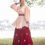 Sreemukhi Instagram - Saregamapa ✨ Tonight on @zeetelugu ✨ Styling @impriyankasahajananda Outfit @srivichowdary PC @chinthuu_klicks Jewellery @kushalsfashionjewellery Make up @nookesh.malla Hair @nagmakeovers #saregamapa #sreemukhi #styledbypriyankasahajananda