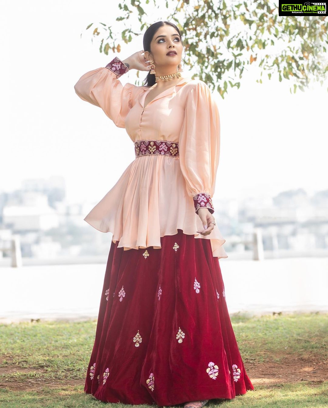 Sreemukhi Instagram - Saregamapa ✨ Tonight on @zeetelugu ✨ Styling @impriyankasahajananda Outfit @srivichowdary PC @chinthuu_klicks Jewellery @kushalsfashionjewellery Make up @nookesh.malla Hair @nagmakeovers #saregamapa #sreemukhi #styledbypriyankasahajananda
