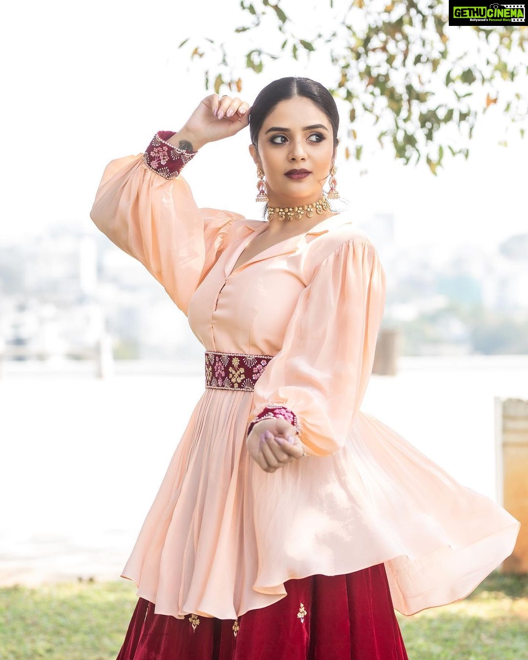 Sreemukhi Instagram - Saregamapa ✨ Tonight on @zeetelugu ✨ Styling @impriyankasahajananda Outfit @srivichowdary PC @chinthuu_klicks Jewellery @kushalsfashionjewellery Make up @nookesh.malla Hair @nagmakeovers #saregamapa #sreemukhi #styledbypriyankasahajananda