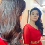 Sreemukhi Instagram - All about yesterday!✨✨ It was hectic yet fun! 😍 Styling @impriyankasahajananda Make up @nookesh.malla Hair @gopi_bridal_makeovers Assisted by @praneetha_beautymakeover #sreemukhi #reels #reelitfeelit