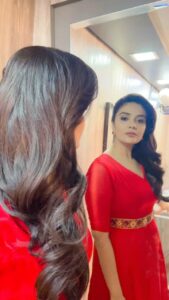 Sreemukhi Instagram - All about yesterday!✨✨ It was hectic yet fun! 😍 Styling @impriyankasahajananda Make up @nookesh.malla Hair @gopi_bridal_makeovers Assisted by @praneetha_beautymakeover #sreemukhi #reels #reelitfeelit