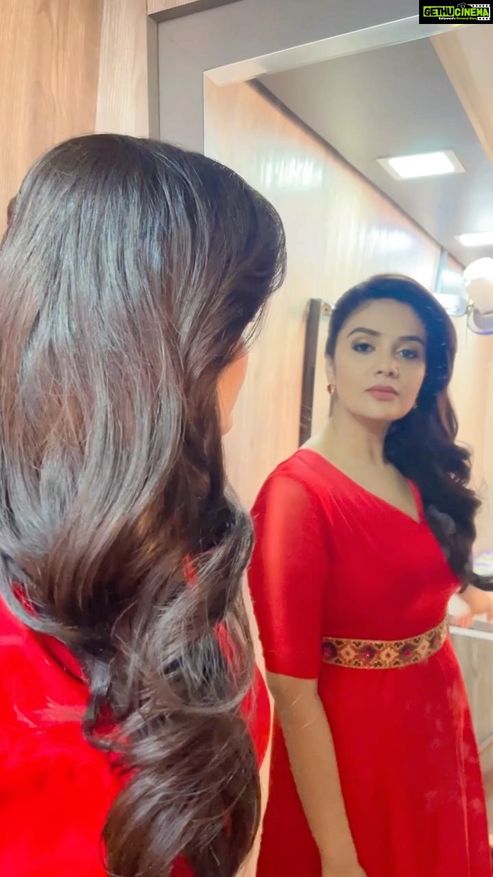 Sreemukhi Instagram - All about yesterday!✨✨ It was hectic yet fun! 😍 Styling @impriyankasahajananda Make up @nookesh.malla Hair @gopi_bridal_makeovers Assisted by @praneetha_beautymakeover #sreemukhi #reels #reelitfeelit