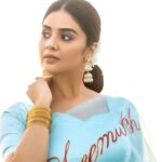 Sreemukhi Instagram – Angaranga Vaibhavanga! ✨
For ETV Ugadi event! ❤️

Outfit @sisirawholesalesaree 
Styling @impriyankasahajananda 
Earrings @kushalsfashionjewellery 
PC @chinthuu_klicks 
Make up @nookesh.malla 
Hair @gopi_bridal_makeovers 

#sreemukhi #Ugadi2022 #styledbypriyankasahajananda 
#mallemalaentertainments