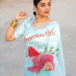 Sreemukhi Instagram - Angaranga Vaibhavanga! ✨ For ETV Ugadi event! ❤️ Outfit @sisirawholesalesaree Styling @impriyankasahajananda Earrings @kushalsfashionjewellery PC @chinthuu_klicks Make up @nookesh.malla Hair @gopi_bridal_makeovers #sreemukhi #Ugadi2022 #styledbypriyankasahajananda #mallemalaentertainments