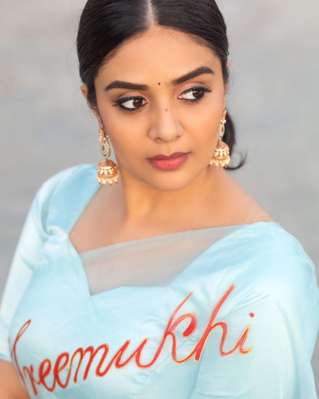 Sreemukhi Instagram - Angaranga Vaibhavanga! ✨ For ETV Ugadi event! ❤️ Outfit @sisirawholesalesaree Styling @impriyankasahajananda Earrings @kushalsfashionjewellery PC @chinthuu_klicks Make up @nookesh.malla Hair @gopi_bridal_makeovers #sreemukhi #Ugadi2022 #styledbypriyankasahajananda #mallemalaentertainments