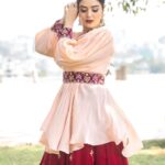 Sreemukhi Instagram - Saregamapa ✨ Tonight on @zeetelugu ✨ Styling @impriyankasahajananda Outfit @srivichowdary PC @chinthuu_klicks Jewellery @kushalsfashionjewellery Make up @nookesh.malla Hair @nagmakeovers #saregamapa #sreemukhi #styledbypriyankasahajananda