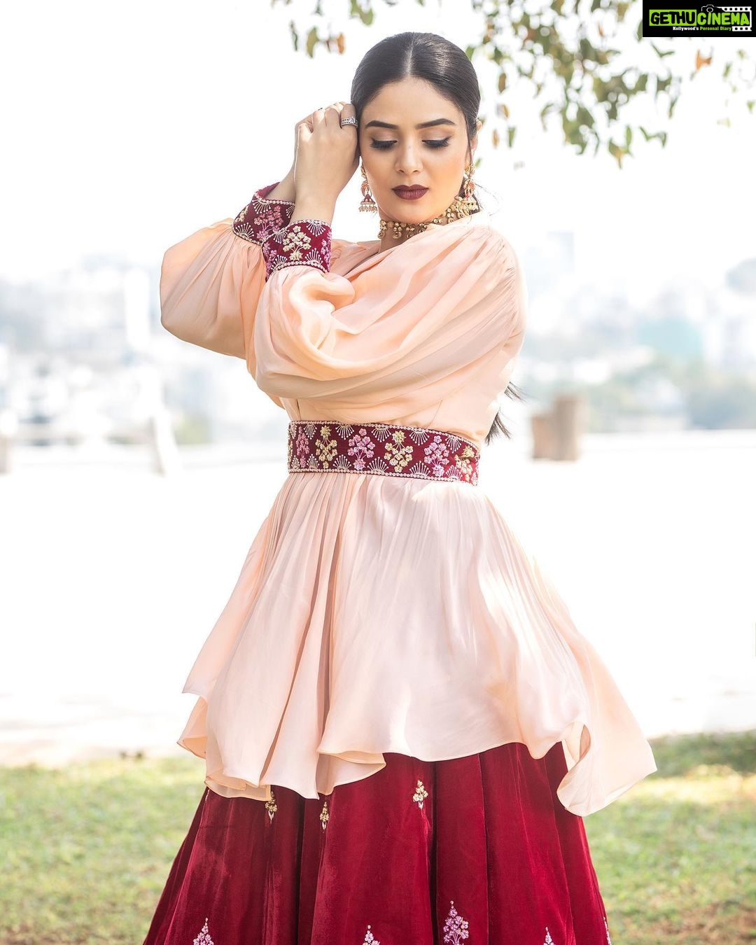 Sreemukhi Instagram - Saregamapa ✨ Tonight on @zeetelugu ✨ Styling @impriyankasahajananda Outfit @srivichowdary PC @chinthuu_klicks Jewellery @kushalsfashionjewellery Make up @nookesh.malla Hair @nagmakeovers #saregamapa #sreemukhi #styledbypriyankasahajananda