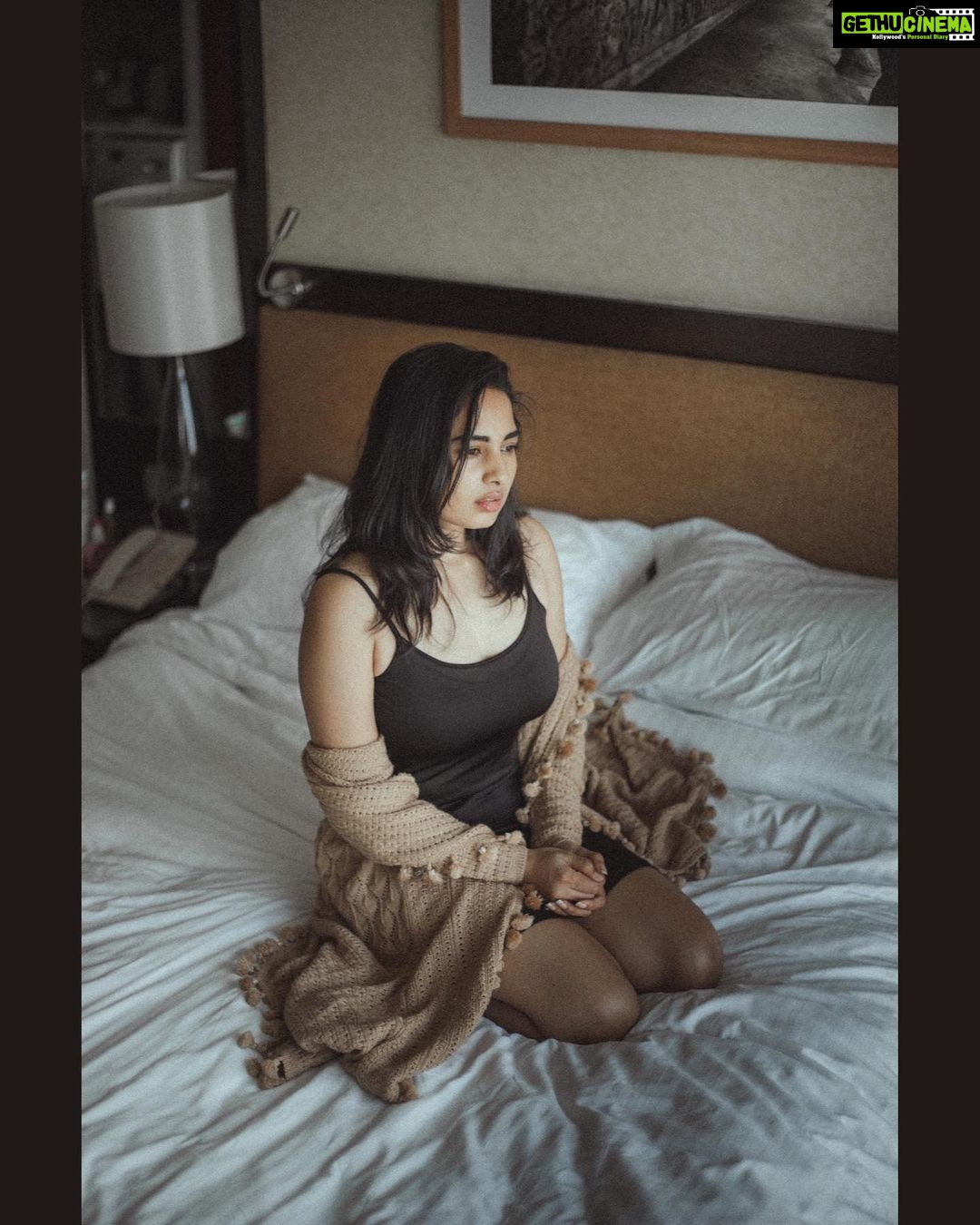 Srushti Dange Instagram - OOPS 🙊 no credits here, no makeup 💄 no hairdo 💇♀️ just 2 friends showing off some serious flex 🙃 📸 @infinity_skylight