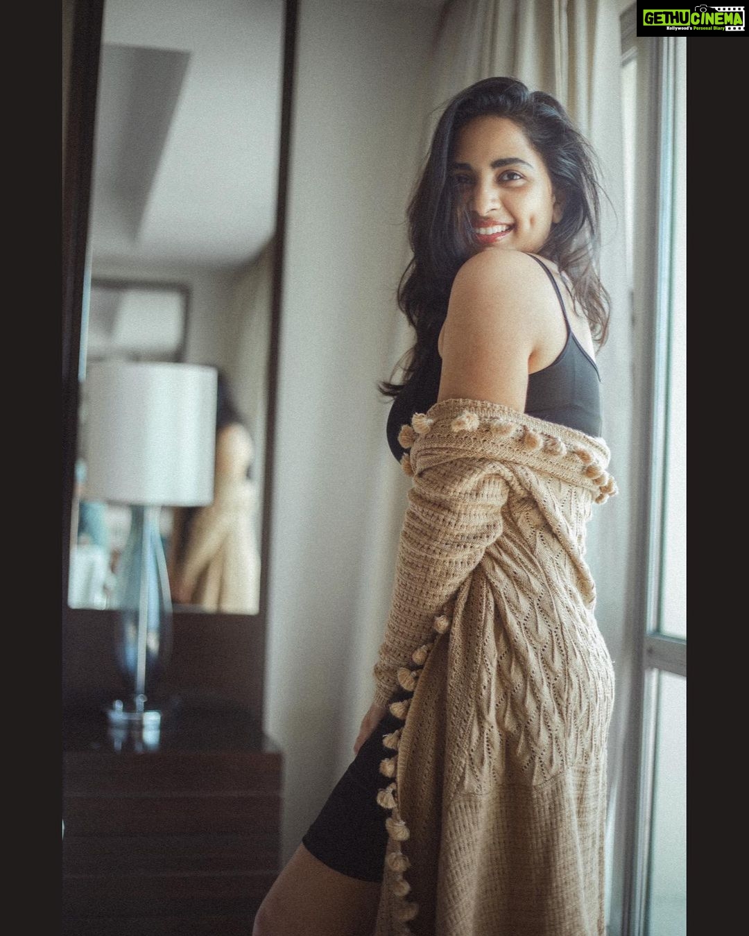 Srushti Dange Instagram - OOPS 🙊 no credits here, no makeup 💄 no hairdo 💇♀️ just 2 friends showing off some serious flex 🙃 📸 @infinity_skylight