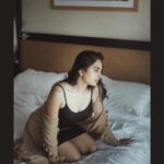 Srushti Dange Instagram - OOPS 🙊 no credits here, no makeup 💄 no hairdo 💇‍♀️ just 2 friends showing off some serious flex 🙃 📸 @infinity_skylight