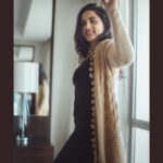 Srushti Dange Instagram - OOPS 🙊 no credits here, no makeup 💄 no hairdo 💇‍♀️ just 2 friends showing off some serious flex 🙃 📸 @infinity_skylight