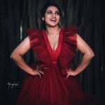 Sruthi Hariharan Instagram - She said "it'll be fun... and when you are having fun , how can you be uncomfortable? " 😊 She - @tejukranthi . Making fashion accessible for women of all sizes especially plus size women like me @tejaswinikranthistylefiles - I love what you are doing . Thank you for this . Also ladies, design wise this is perfect to have some fun, twirl around, and feel sexy- cos sometimes you deserve to do so . Outfit by: @kalasthreebytejaswinikranthi Styled by: @tejukranthi Assistant styling: @khushi_jagadisha Make up: @ekiran00007 Hair: @paramesh_hairstylist Photography by: @raghavstudios