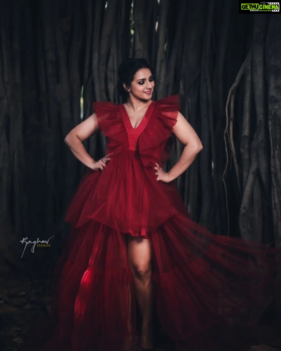 Sruthi Hariharan Instagram - Lets just say, I was finally having fun with something I was wearing. I FELT confident, fashionable and 'cute' . And cute ain't a word I have ever associated with me π All credits to the amaze team : Outfit by: @kalasthreebytejaswinikranthi Styled by: @tejukranthi Assistant styling: @khushi_jagadisha Make up: @ekiran00007 Hair: @paramesh_hairstylist Photography by: @raghavstudios